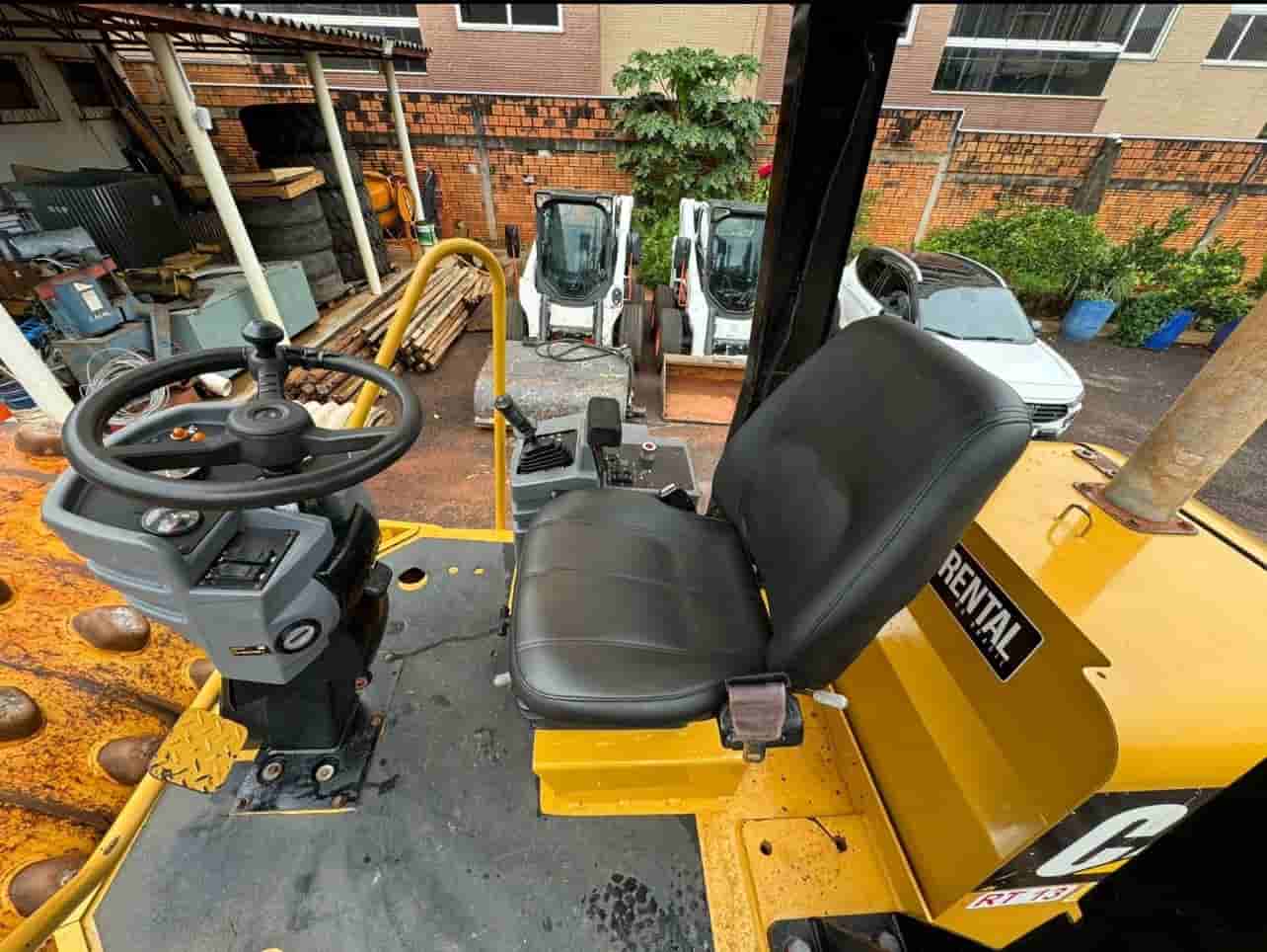 Rolo Compactador Caterpillar CP 533E 2010