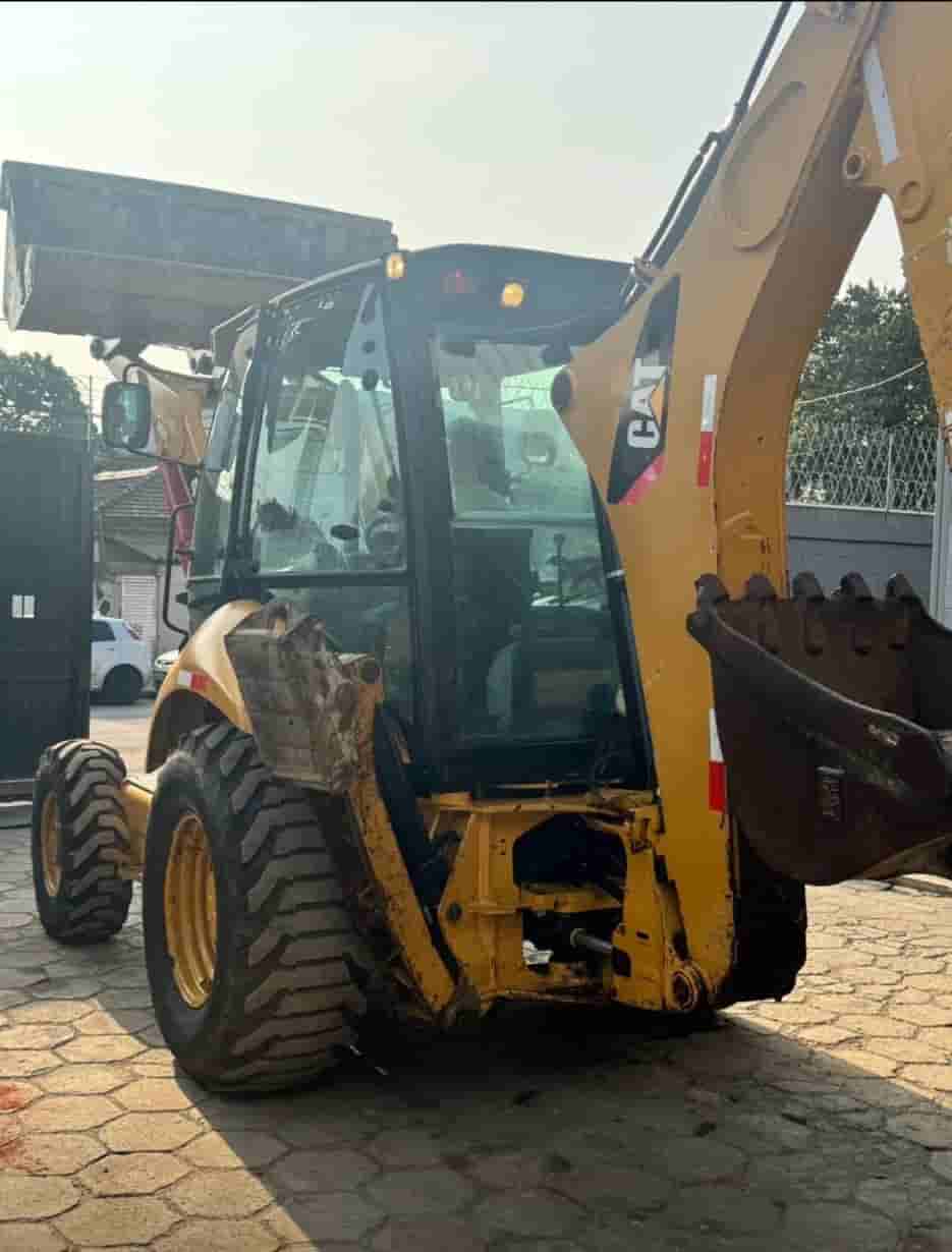 Retroescavadeira Caterpillar 416E  2014