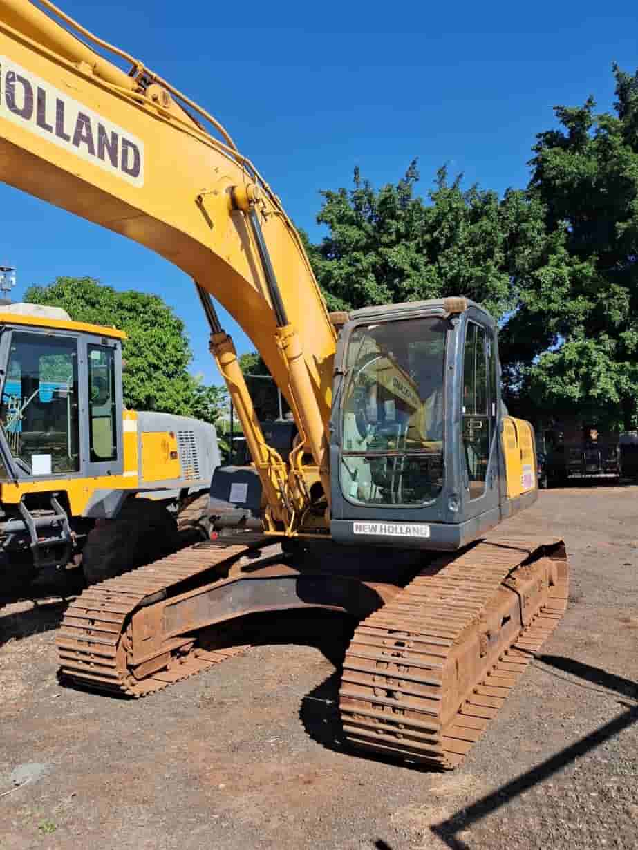 Escavadeira New Holland  E215 B 2010
