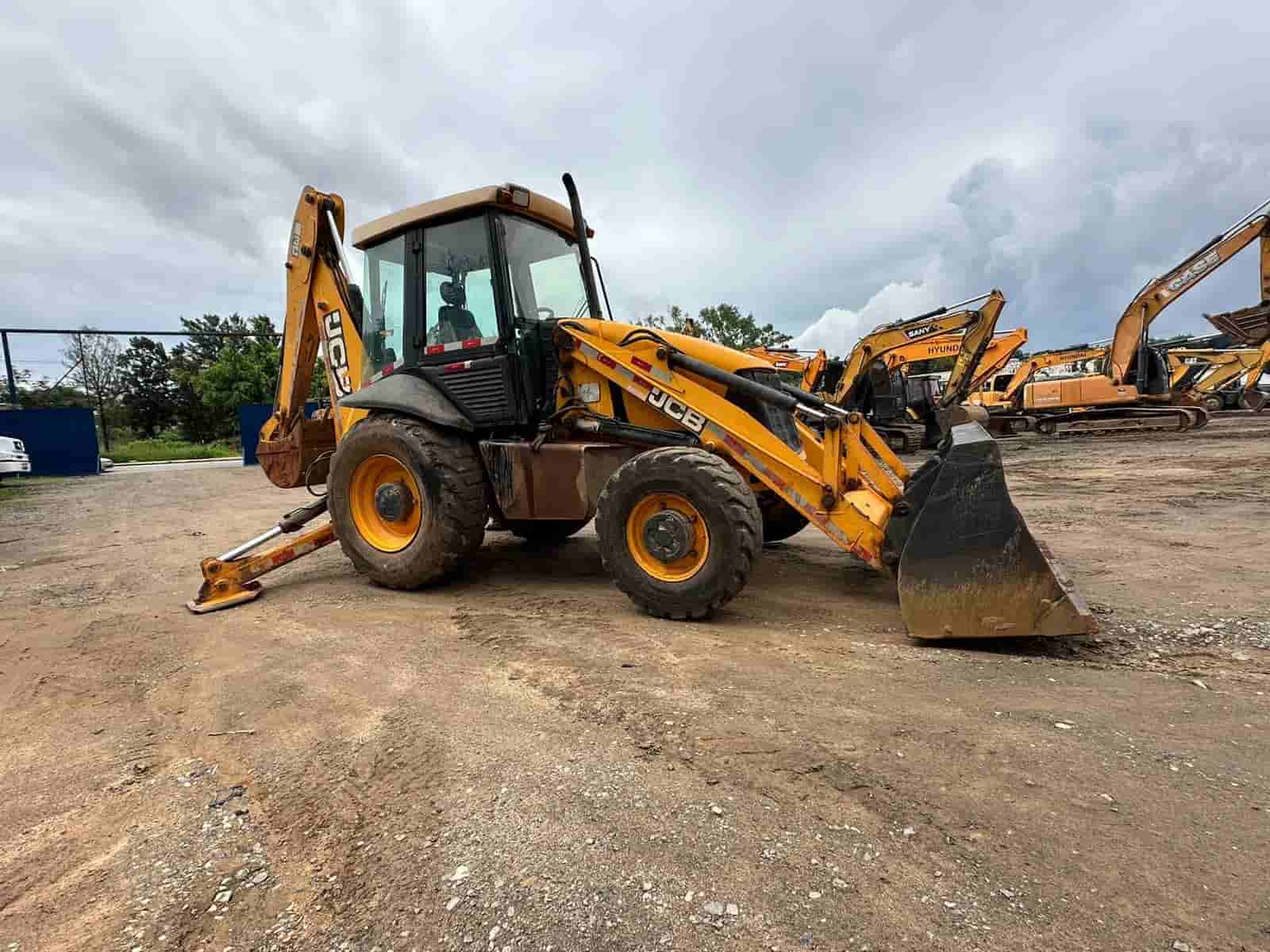 Retroescavadeira JCB 3C 2013