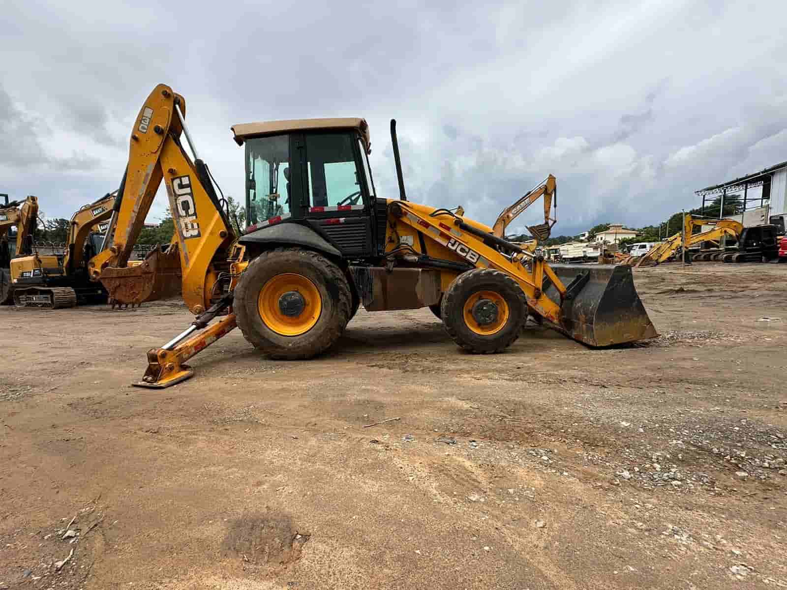 Retroescavadeira JCB 3C 2013