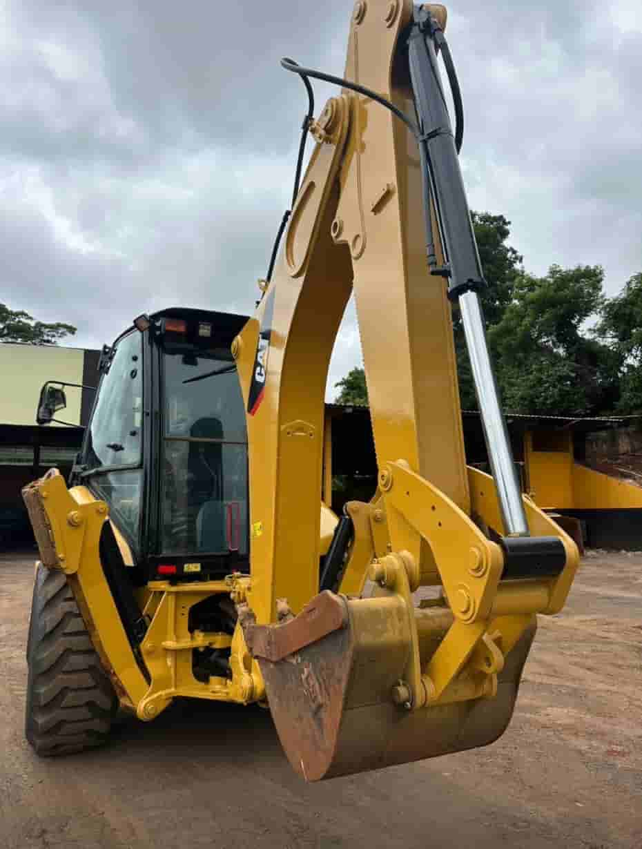 Retroescavadeira Caterpillar 416E 2013