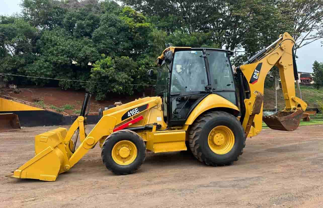 Retroescavadeira Caterpillar 416E 2013