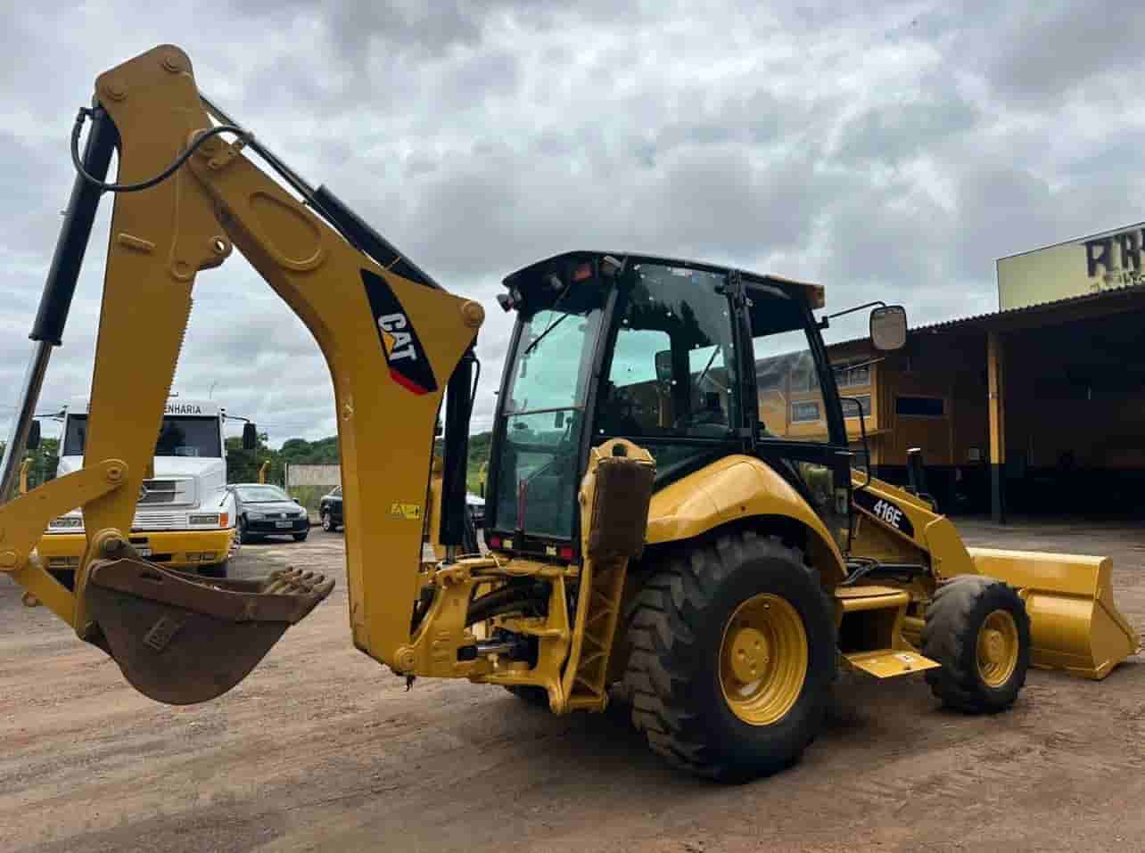 Retroescavadeira Caterpillar 416E 2013