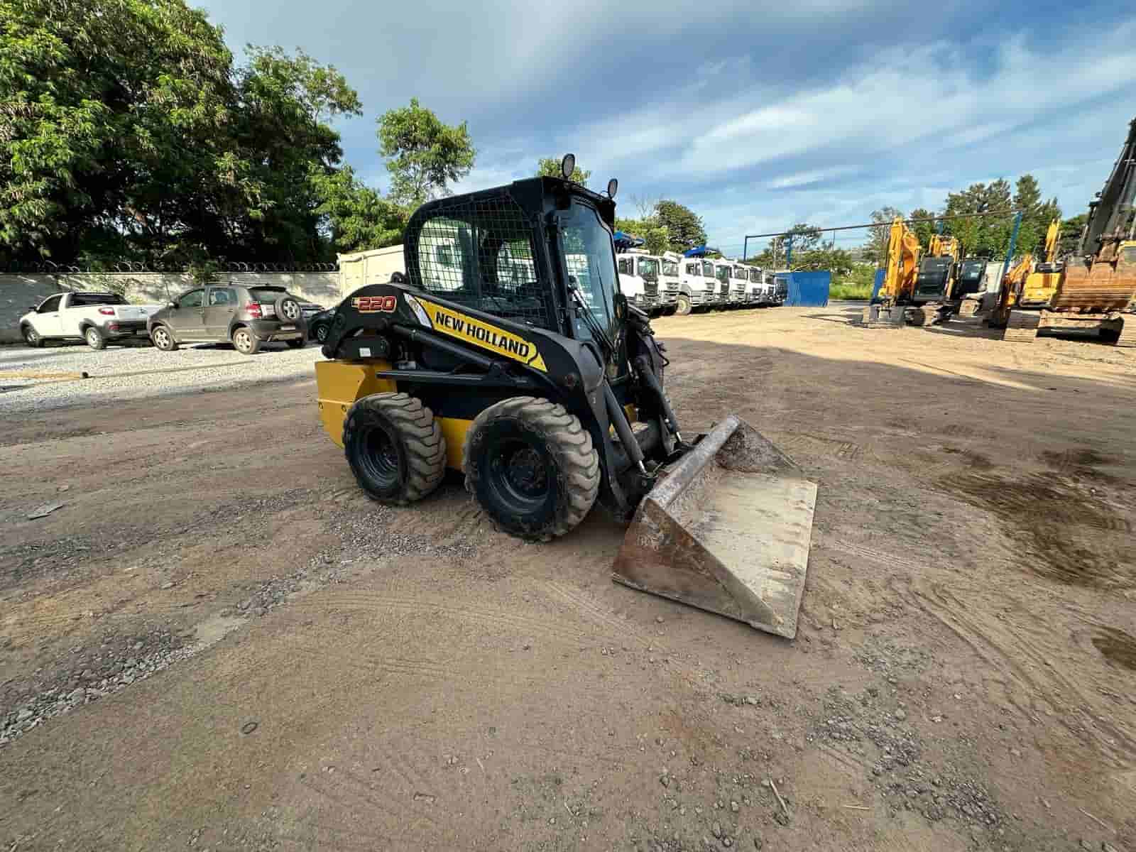 Mini Carregadeira New Holland L220 2018