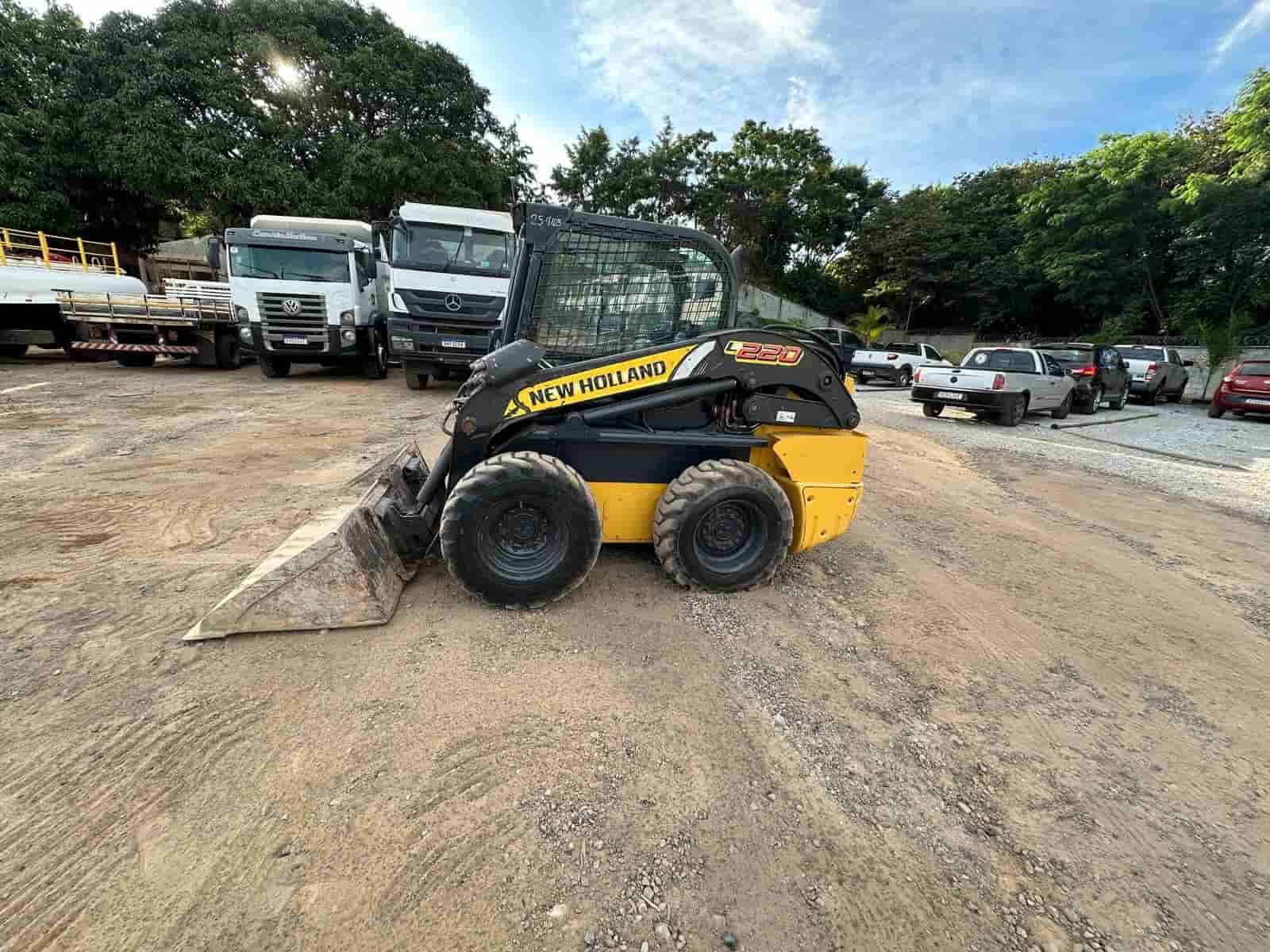 Mini Carregadeira New Holland L220 2018