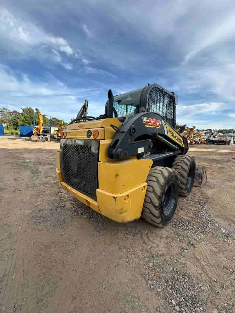 Mini Carregadeira New Holland L220 2018