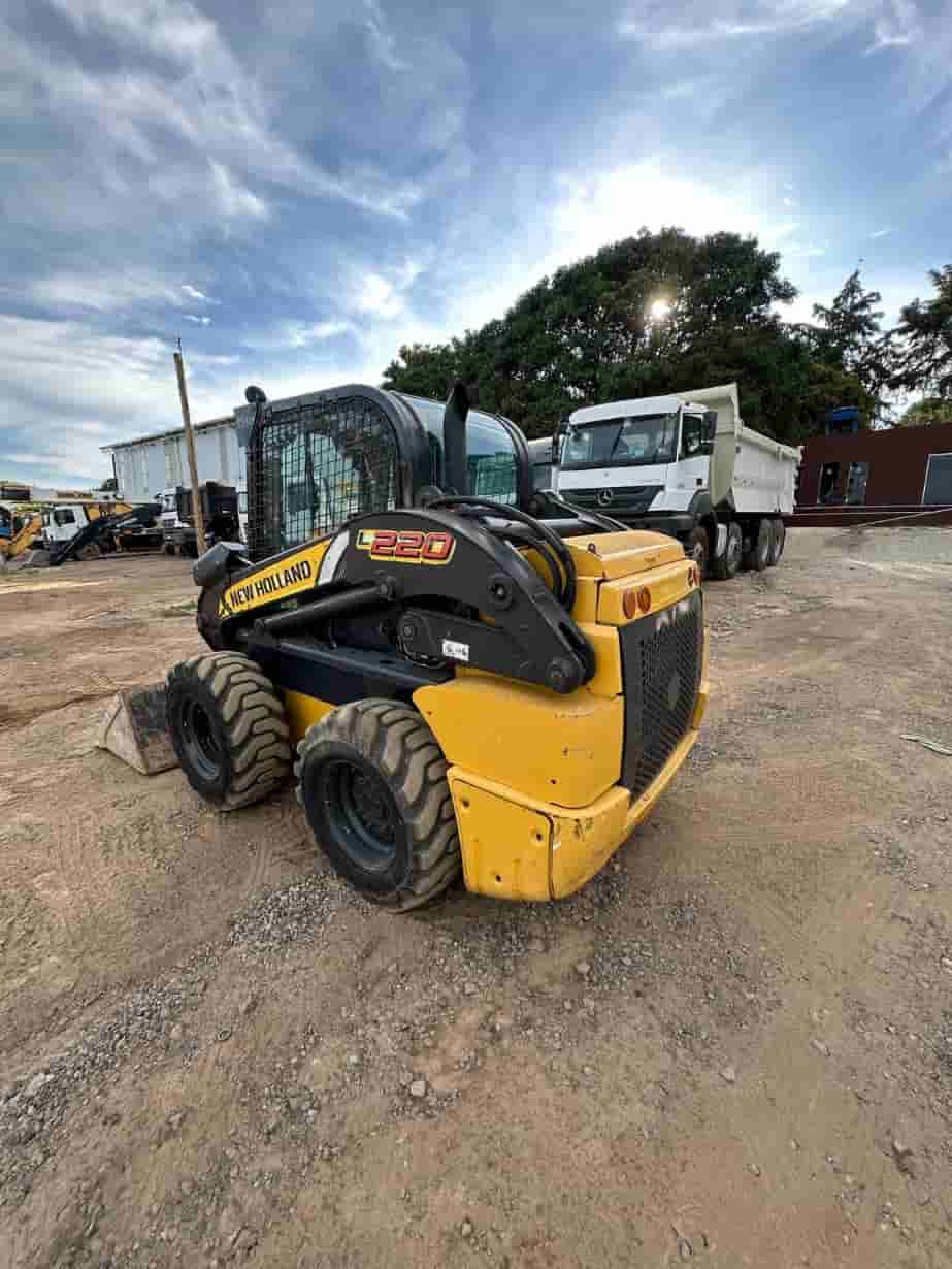 Mini Carregadeira New Holland L220 2018