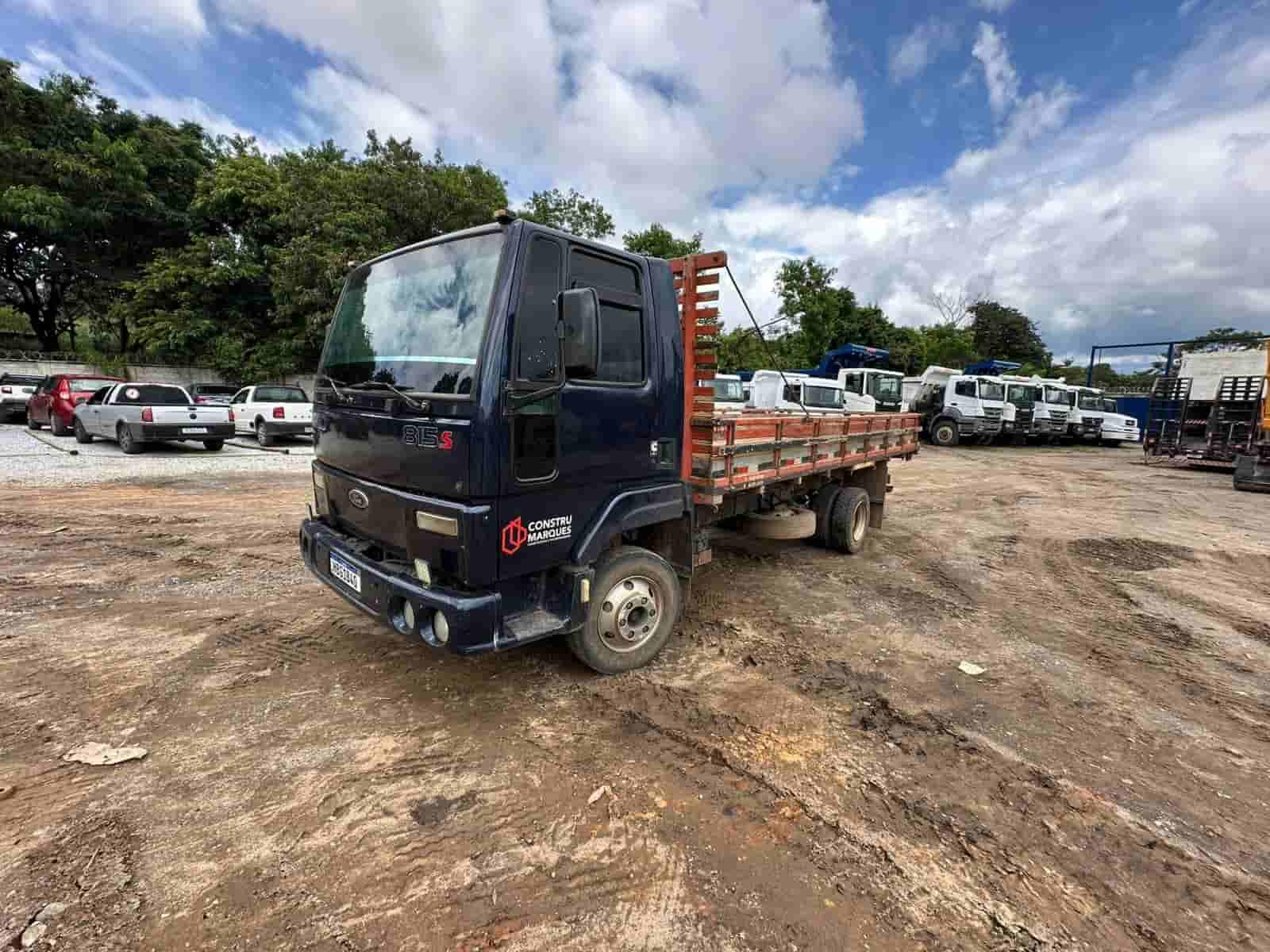 Caminhão Ford CARGO 815 2004