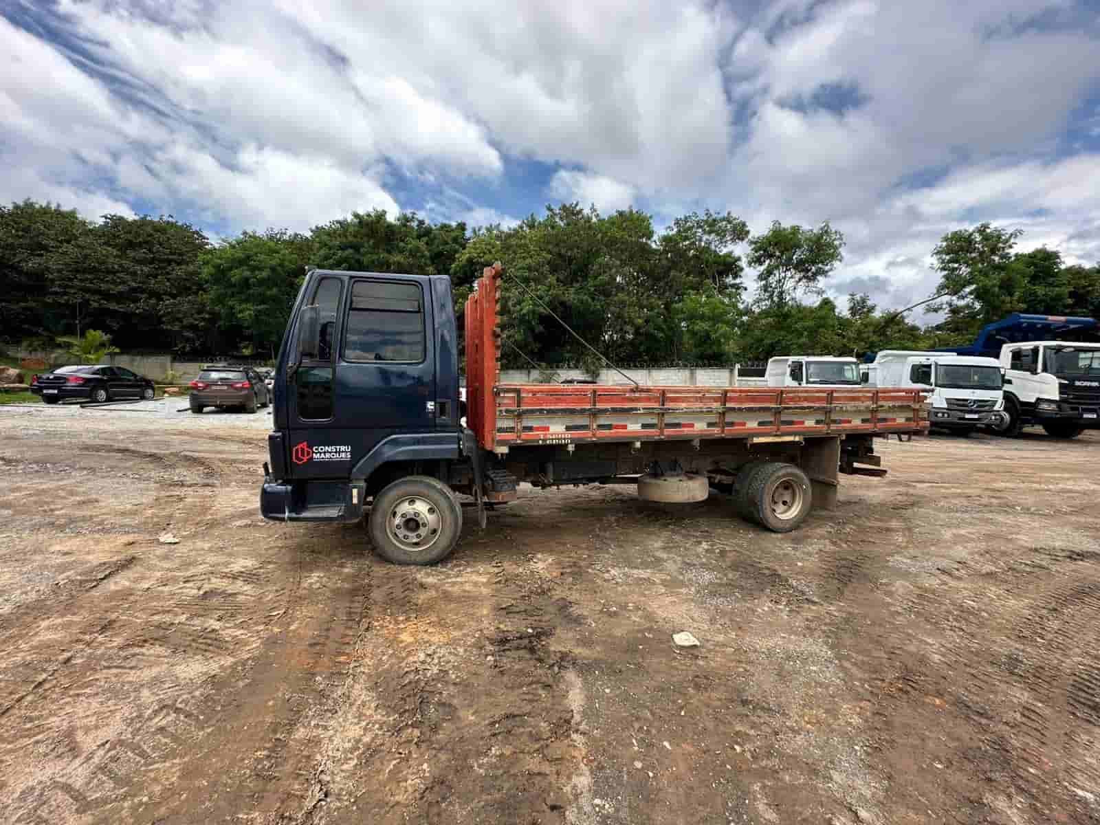 Caminhão Ford CARGO 815 2004
