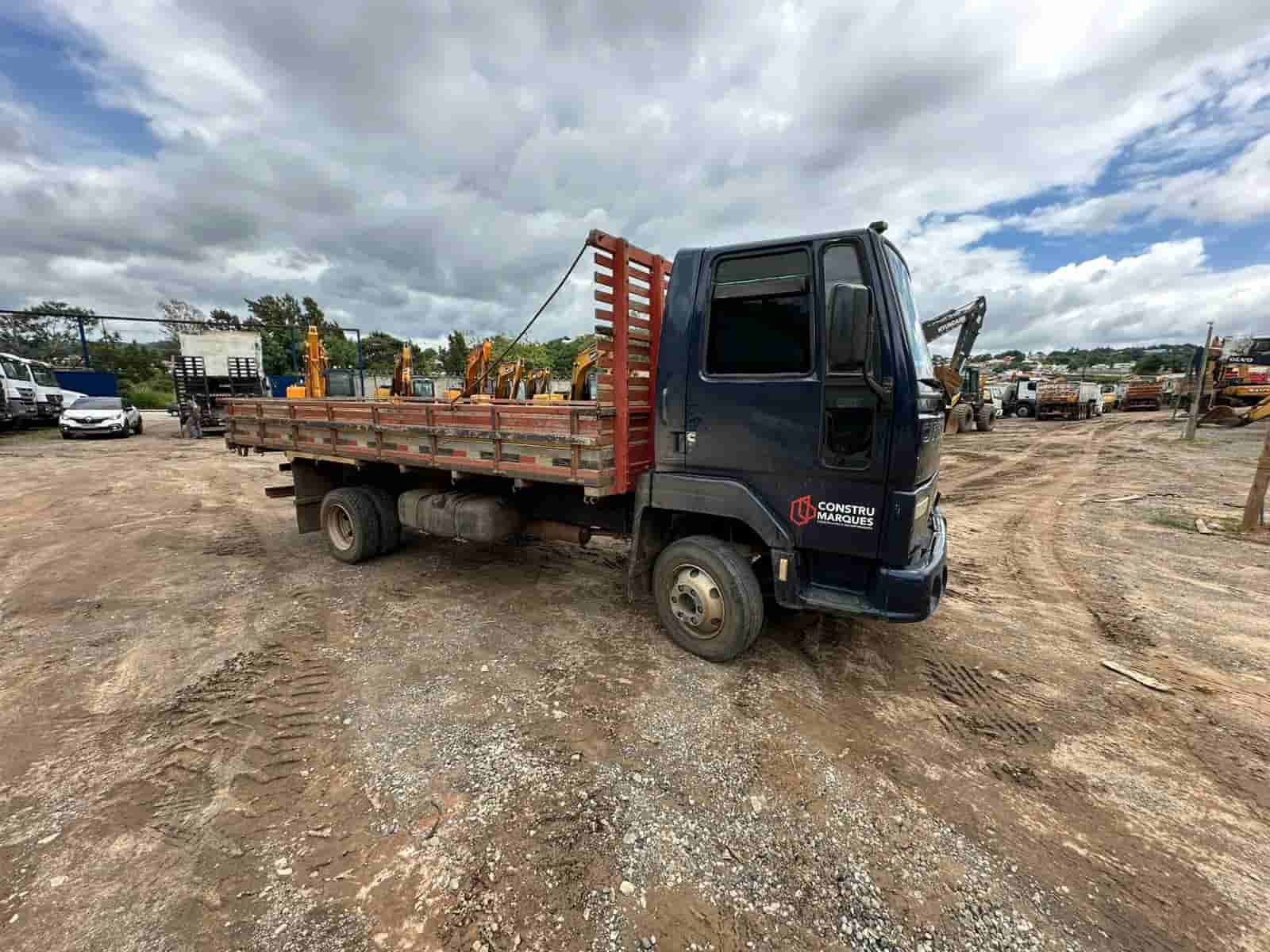 Caminhão Ford CARGO 815 2004