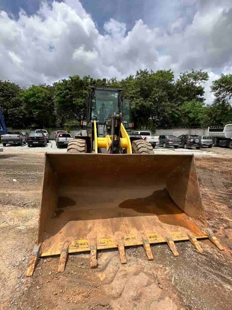 Pá Carregadeira New Holland W130