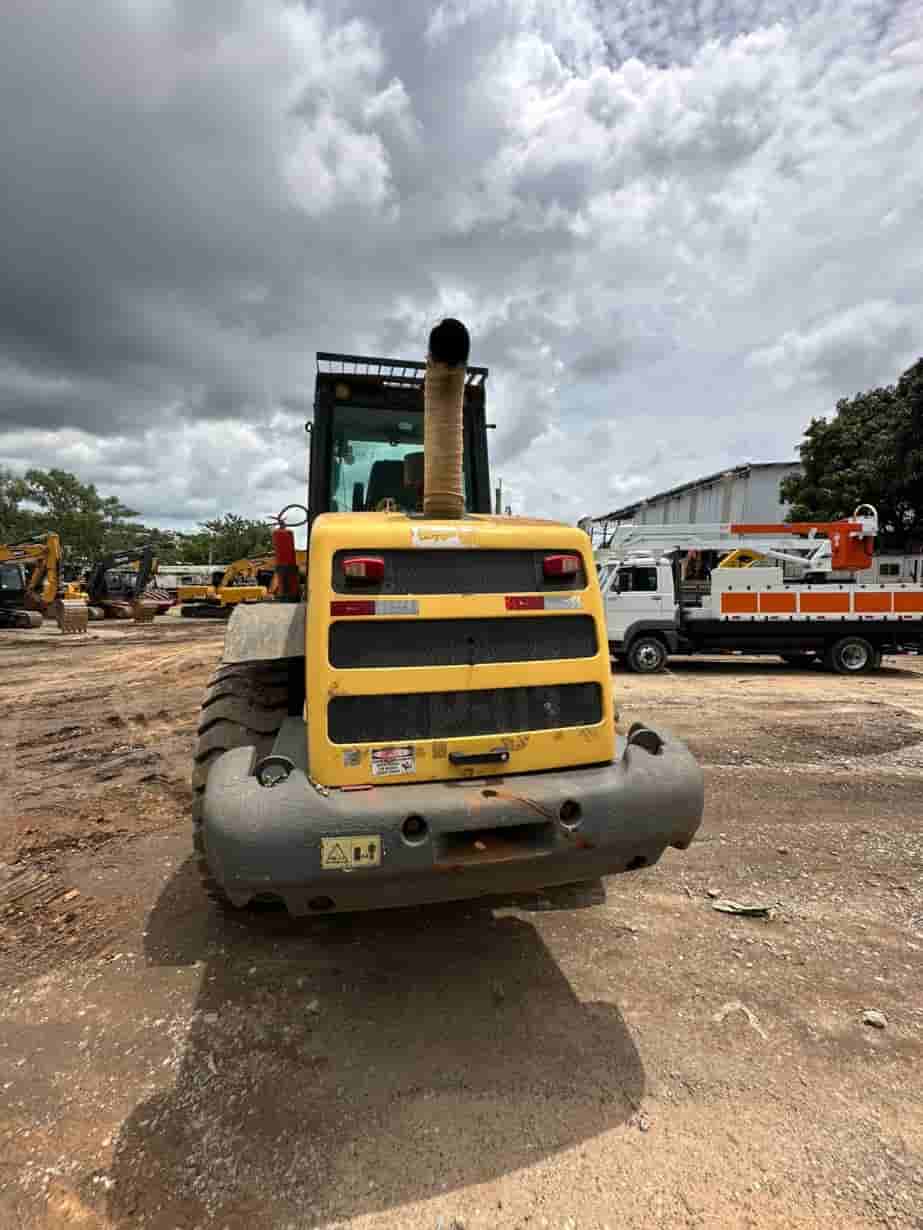 Pá Carregadeira New Holland W130