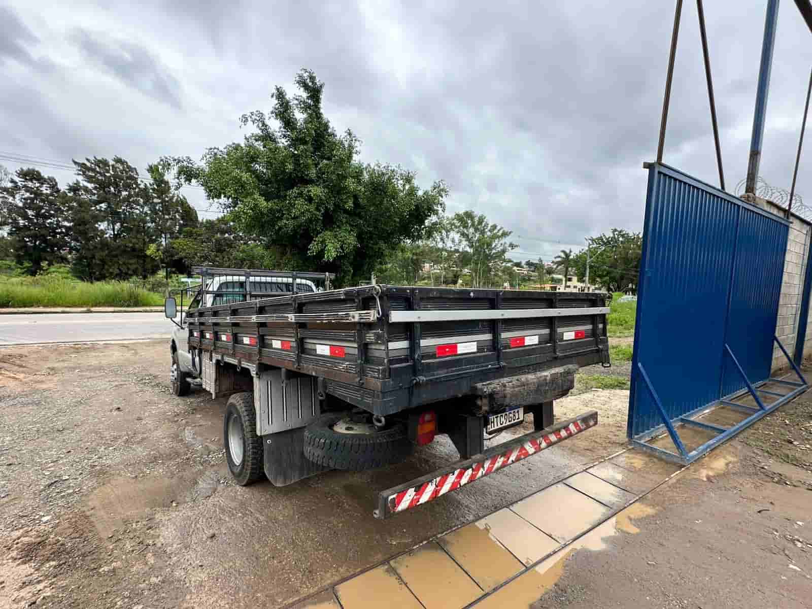 Caminhão Ford F4000 2008