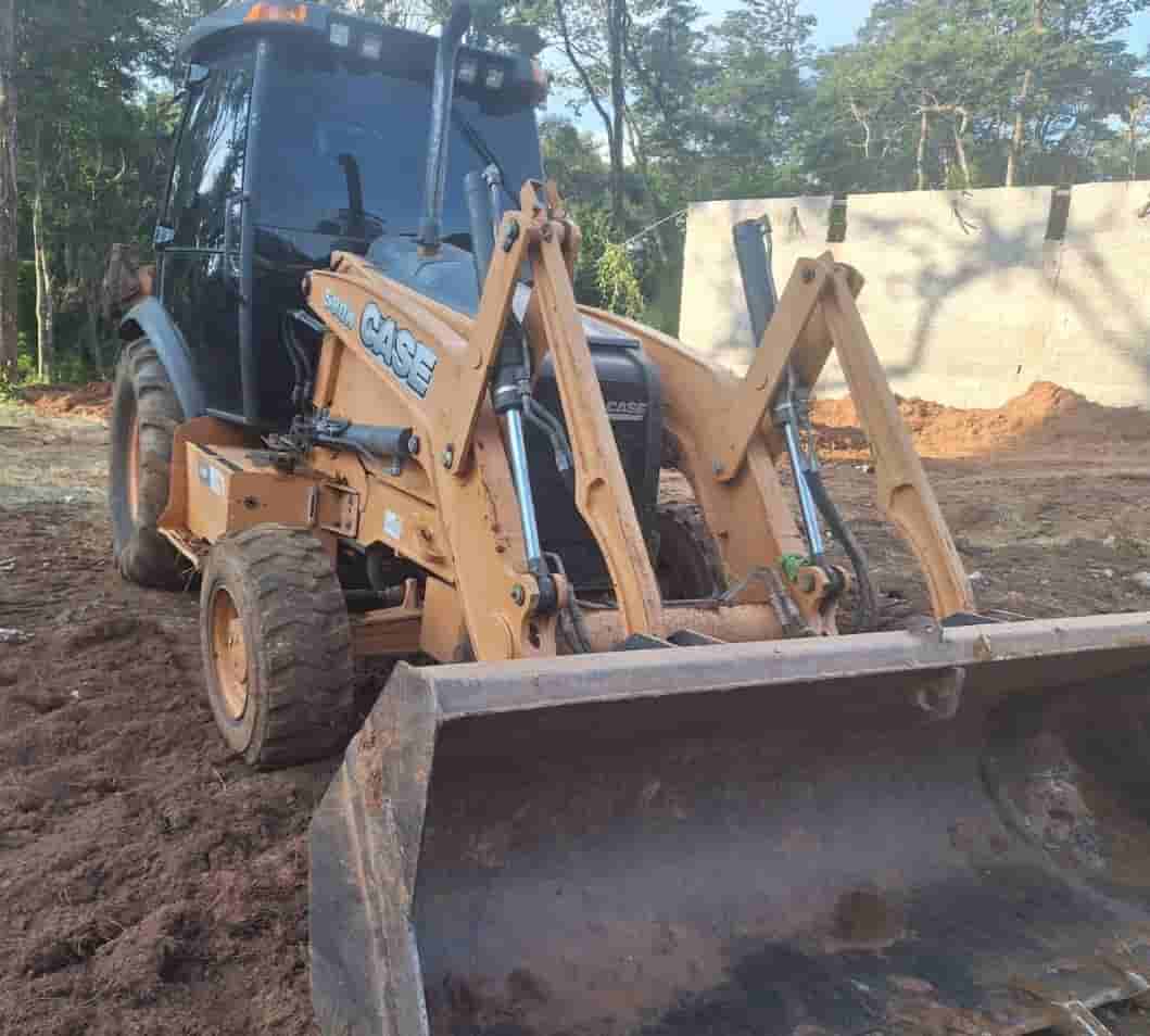 Retroescavadeira Case 580N 2013
