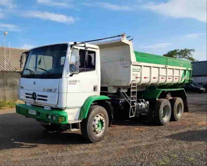 Caminhão Mecedes Benz Atego 2428 2005 - imagem de fundo