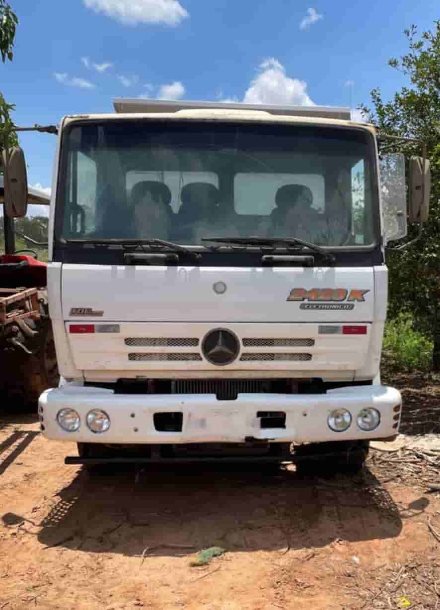 Caminhão Mecedes Benz 2423K 2003 - imagem de fundo