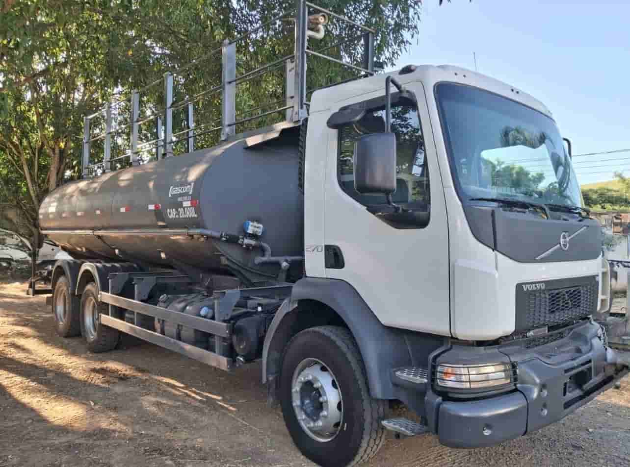 Caminhão Volvo VM 270 2019 - imagem de fundo