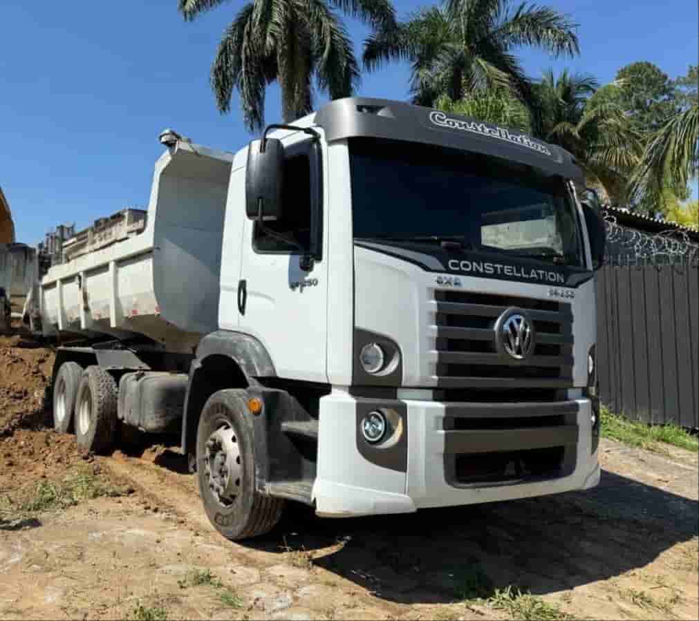 Caminhão Volkswagen 24.250 Constellation 2010 - imagem de fundo