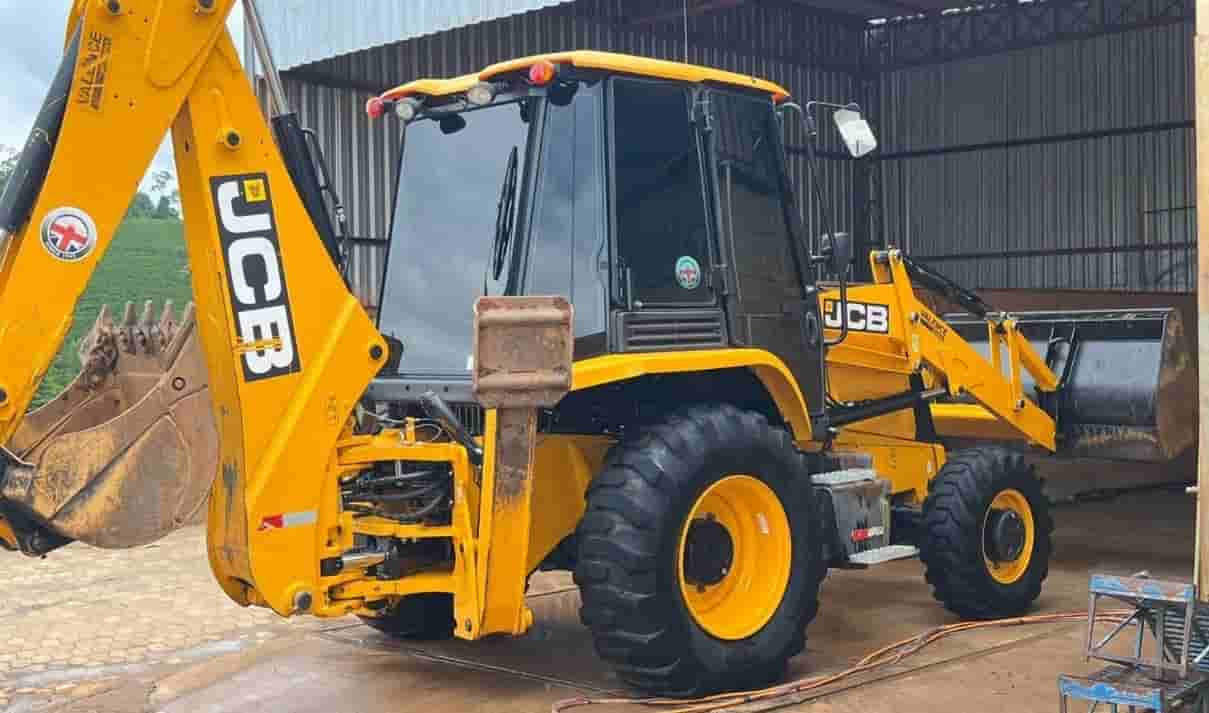 Retroescavadeira JCB 3CX 2023