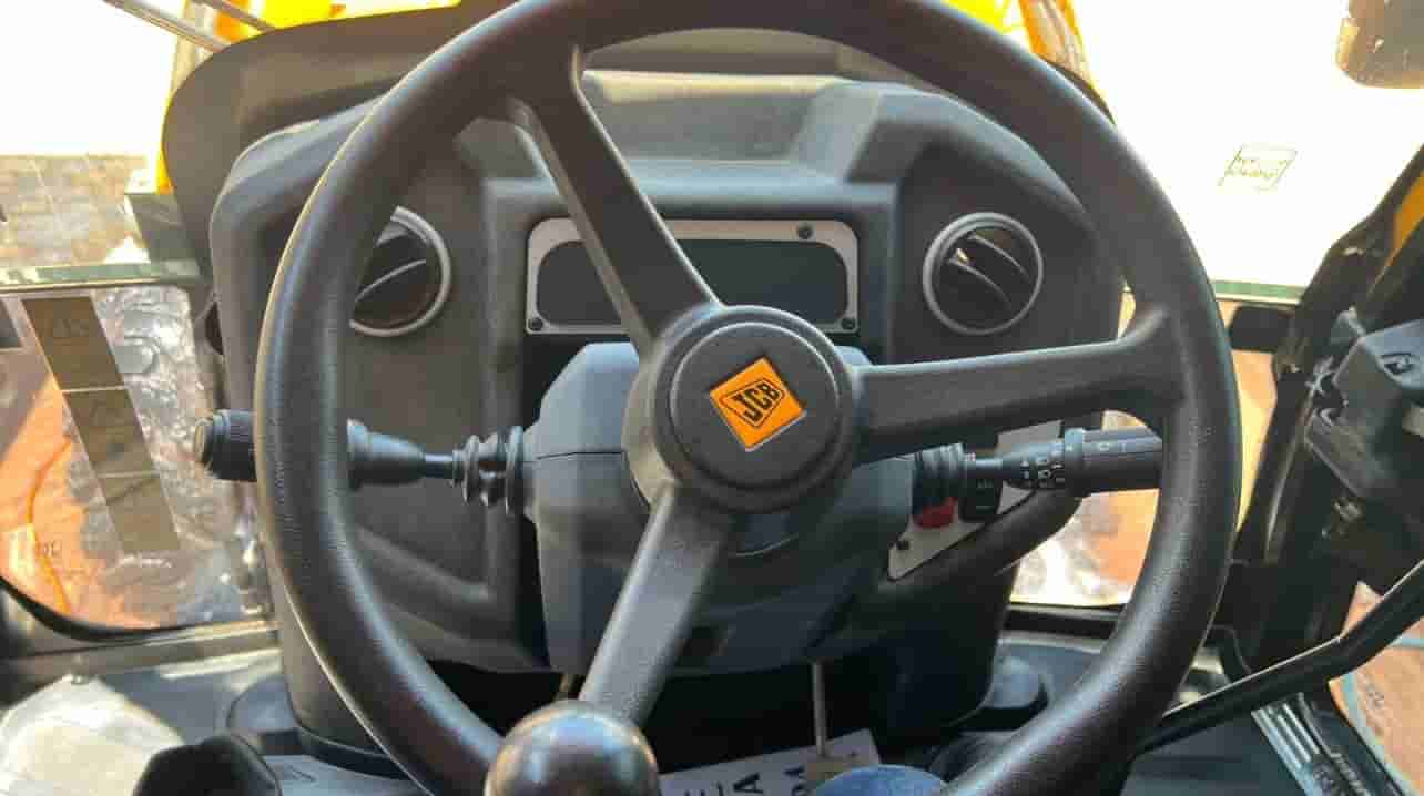 Retroescavadeira JCB 3CX 2023