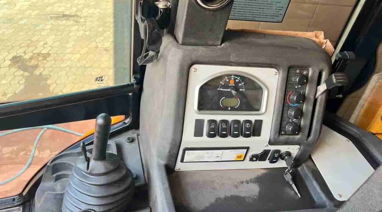 Retroescavadeira JCB 3CX 2023