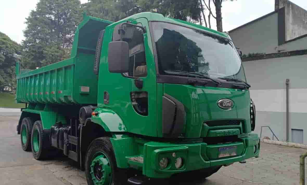 Caminhão Ford 2623 6x4 2013 - imagem de fundo
