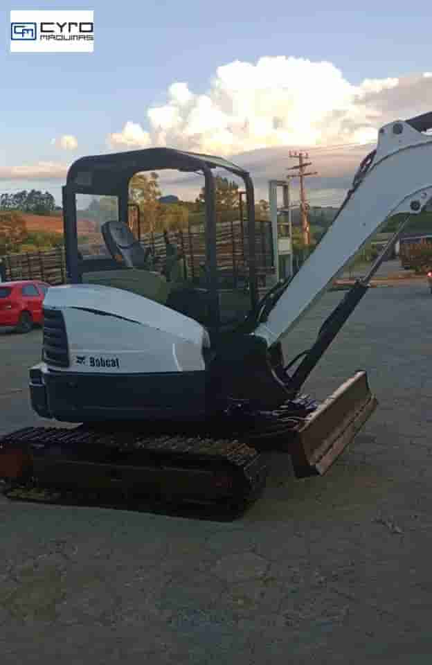 Mini-Escavadeira Bobcat E35 2012 - imagem de fundo