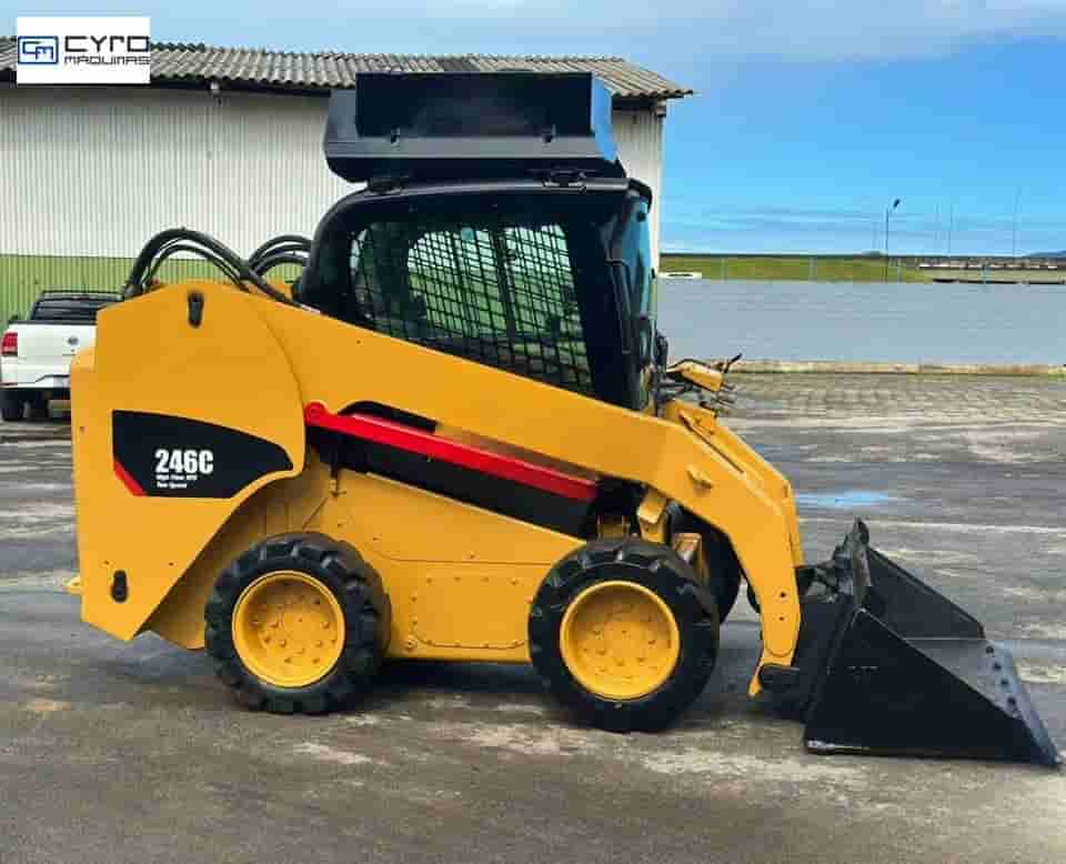 Mini-Carregadeira Caterpillar 246C 2011 - imagem de fundo