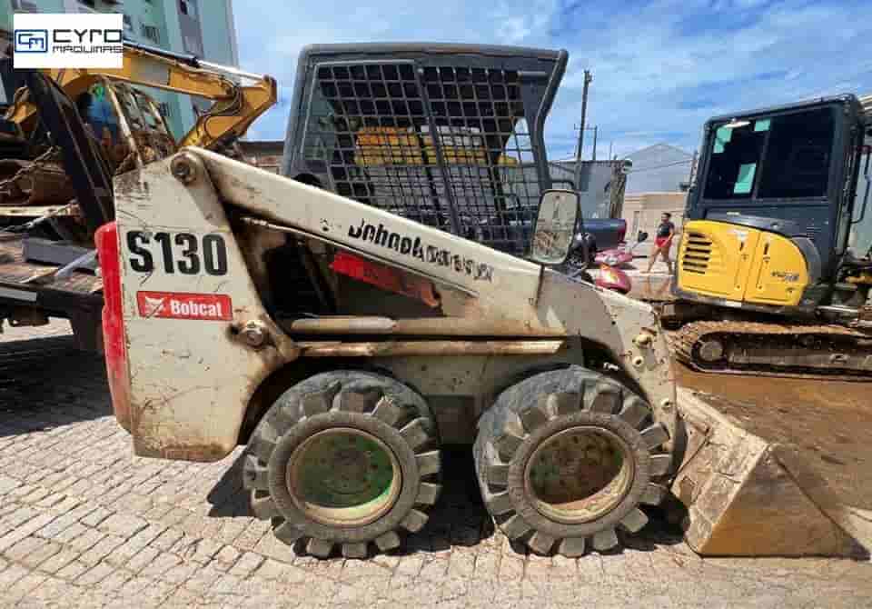 Mini-Carregadeira Bobcat S130 2013 - imagem de fundo