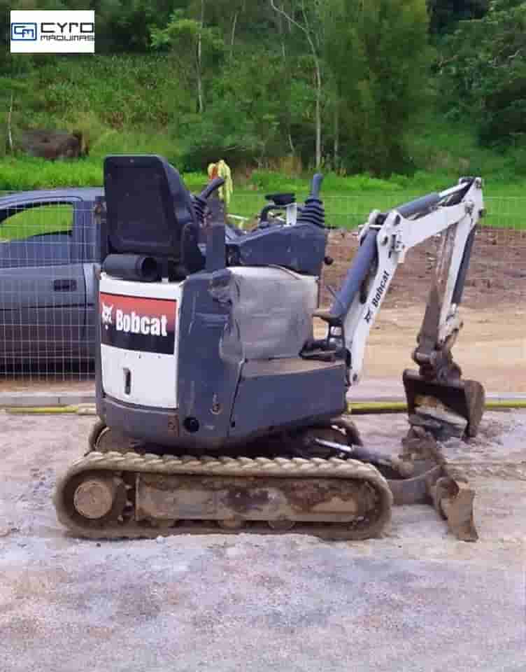 Mini-Escavadeira Bobcat E418 2012 - imagem de fundo