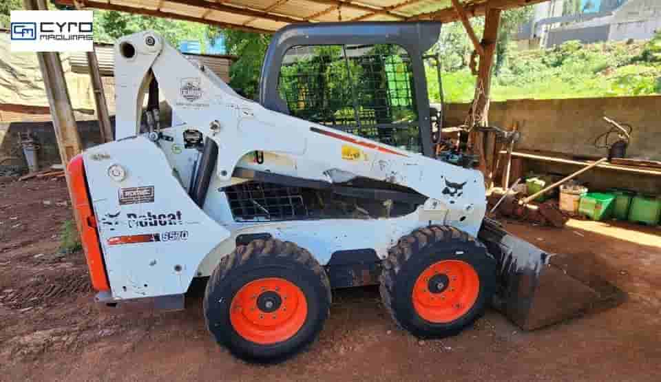 Mini-Carregadeira Bobcat S570 2021 - imagem de fundo