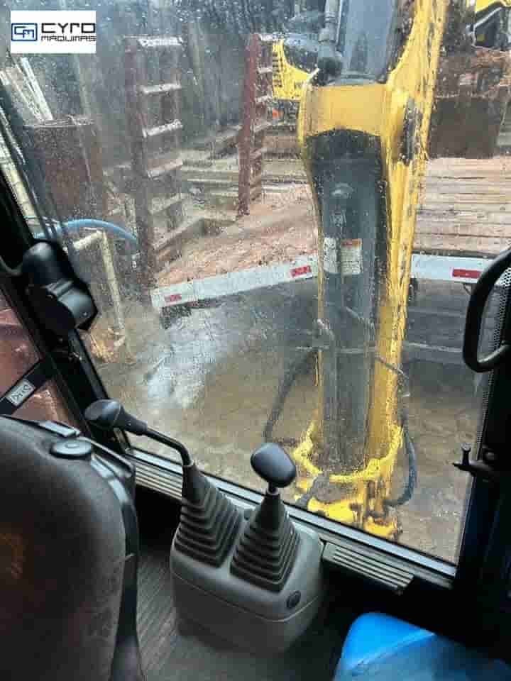 Retro Escavadeira New Holland B95B 2018