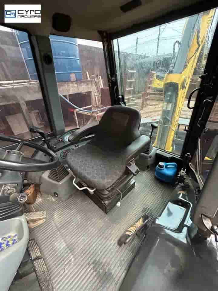 Retro Escavadeira New Holland B95B 2018
