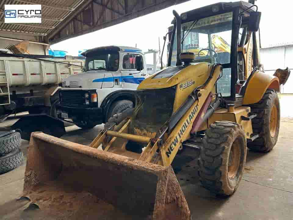 Retro Escavadeira New Holland B95B 2015