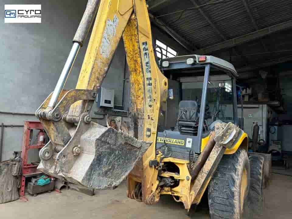 Retro Escavadeira New Holland B95B 2015