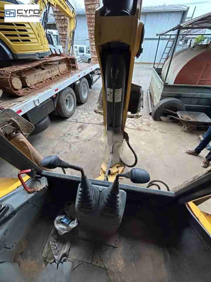 Retro Escavadeira New Holland B95B 2015