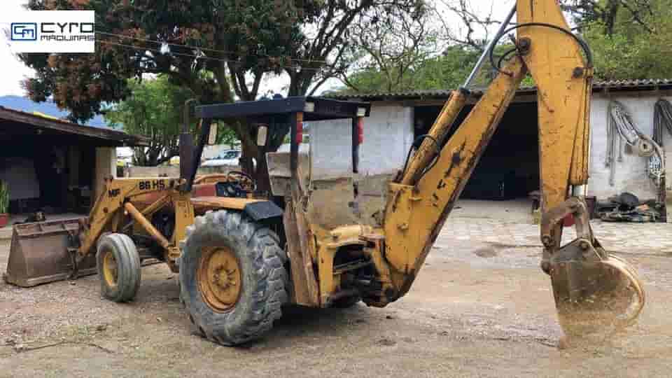 Retro Escavadeira Massey Ferguson MF86 2001