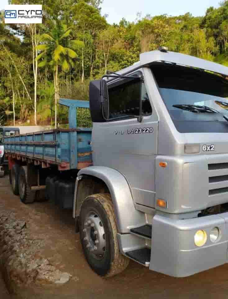 Caminhão Volkswagen 23-220 6x2 3-Eixos 2p (diesel) 2003