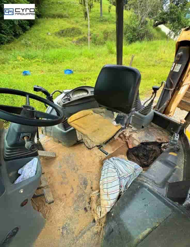 Retro Escavadeira New Holland B110B 2011