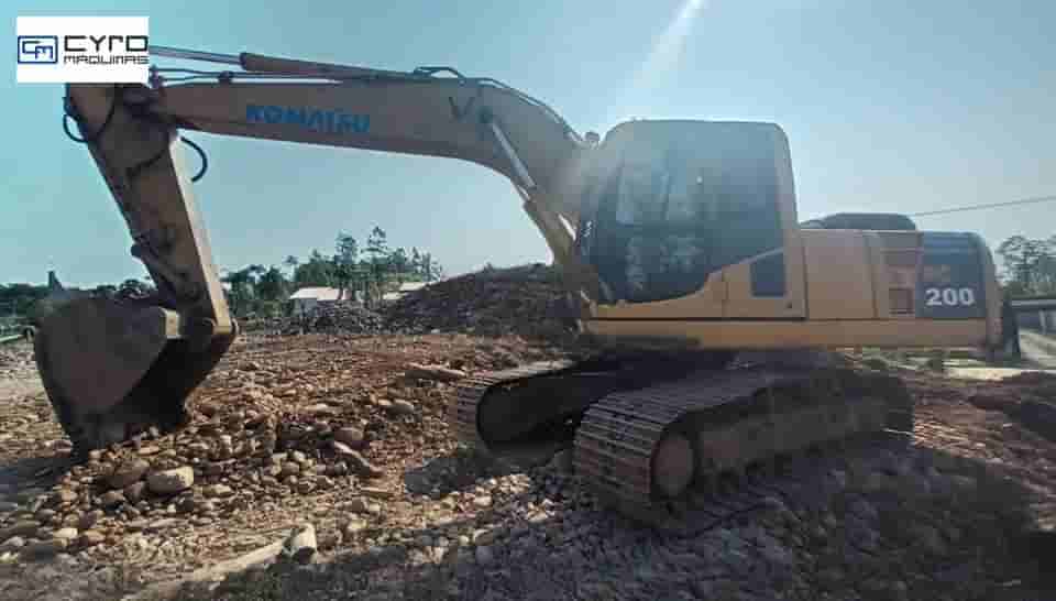 Escavadeira Komatsu PC200 2014