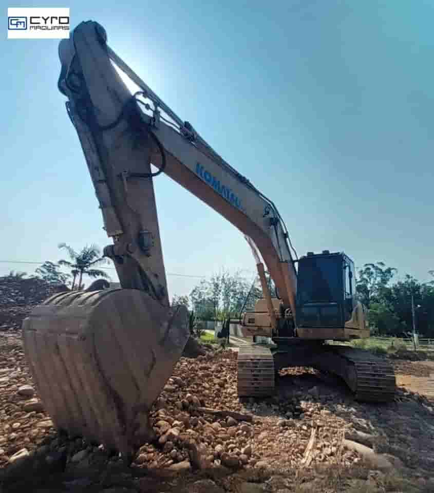 Escavadeira Komatsu PC200 2014
