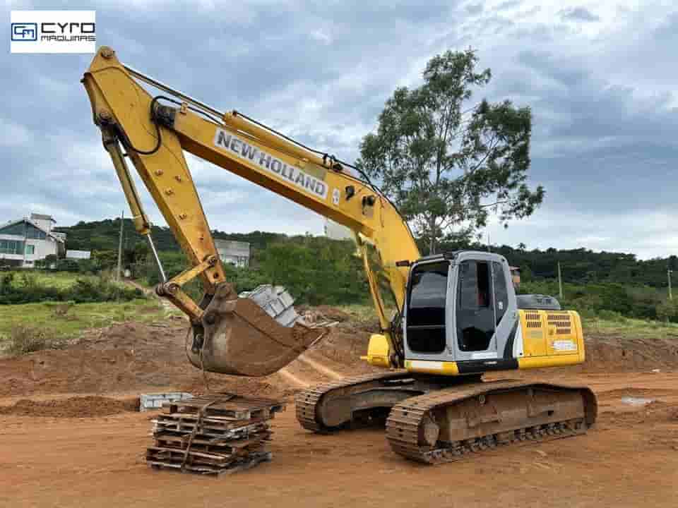 Escavadeira New Holland E215 B 2011