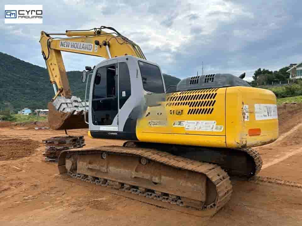 Escavadeira New Holland E215 B 2011