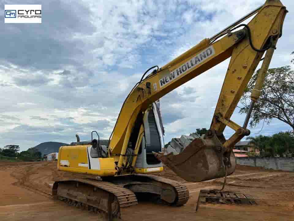 Escavadeira New Holland E215 B 2011