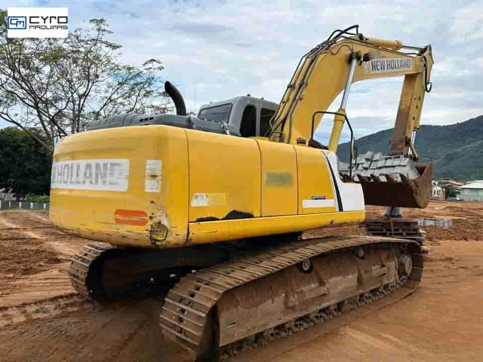 Escavadeira New Holland E215 B 2011