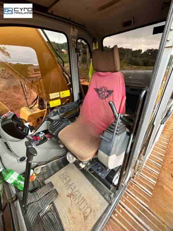 Escavadeira New Holland E215 B 2011