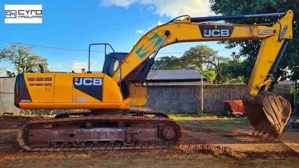 Escavadeira JCB JS200 LC 2013