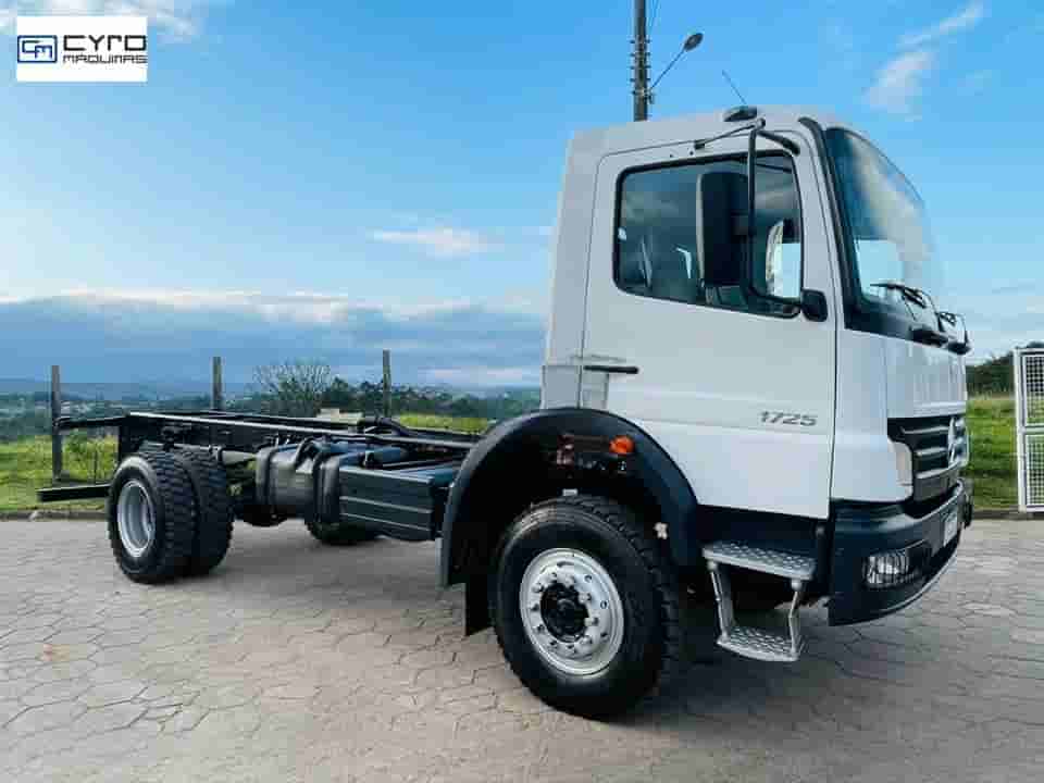 Caminhão Mercedes-Benz Atego 1725 4x4 2p (Diesel) 2011