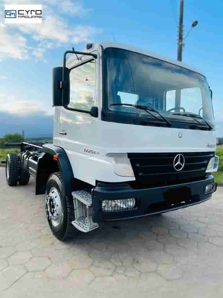 Caminhão Mercedes-Benz Atego 1725 4x4 2p (Diesel) 2011